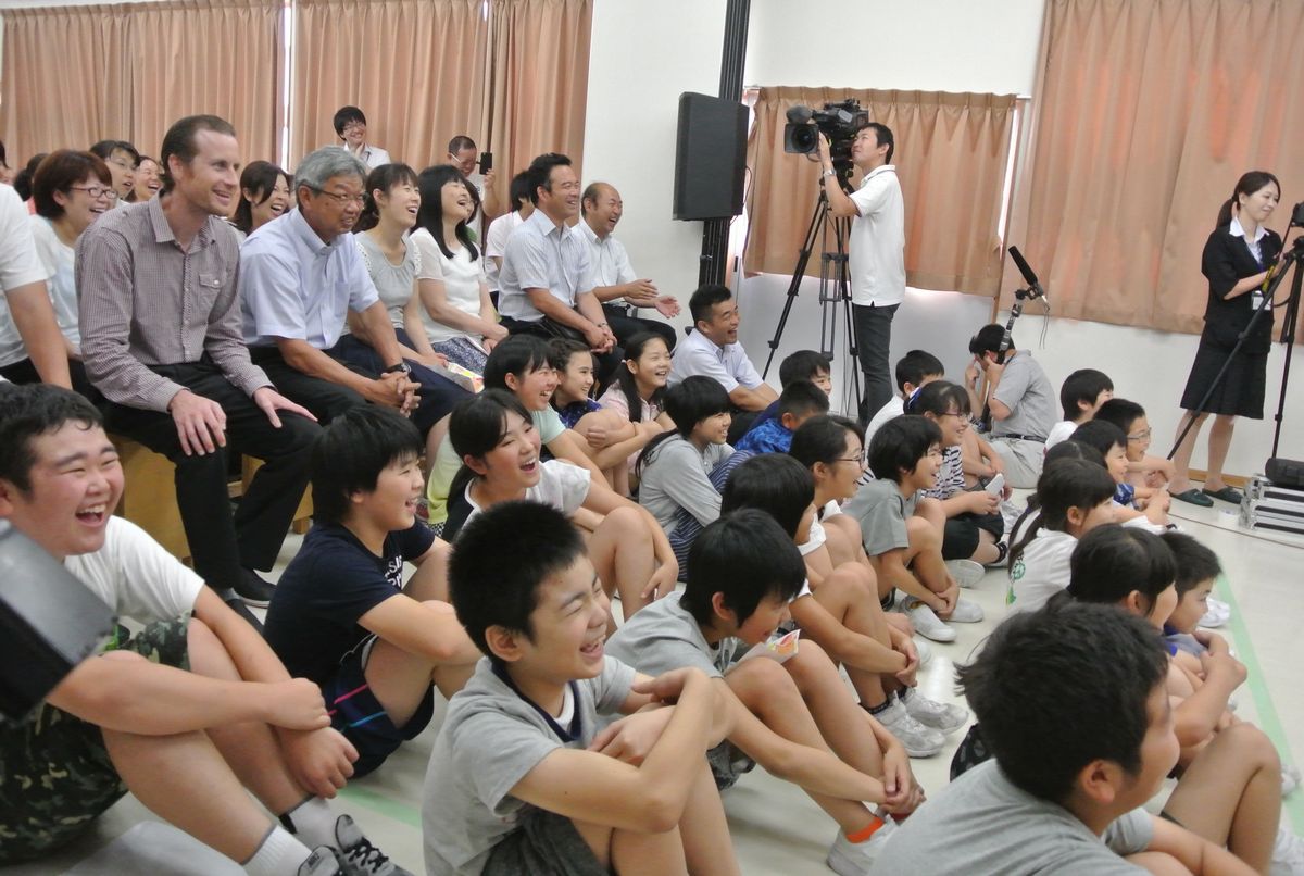 笑いの渦に巻き込まれる会場