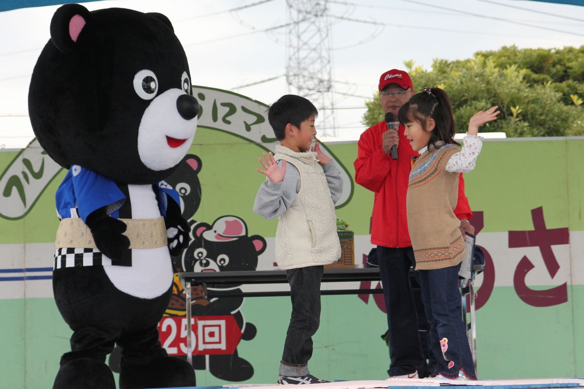 「手押し相撲おおくま場所」で優勝を目指す子どもたちと応援する町キャラクターのまあちゃん