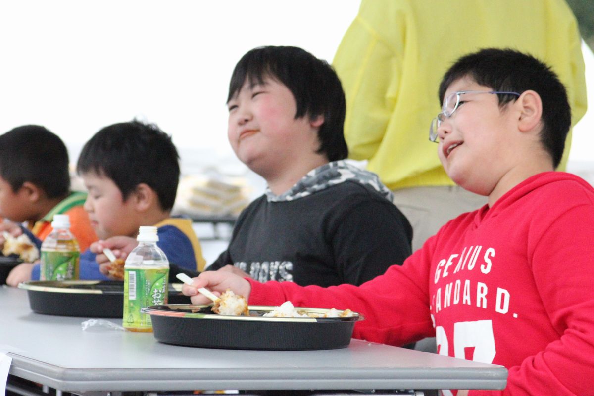 「マウンテンカレー大早食い大会」に出場し、山盛りのカレーを食べる子どもたち