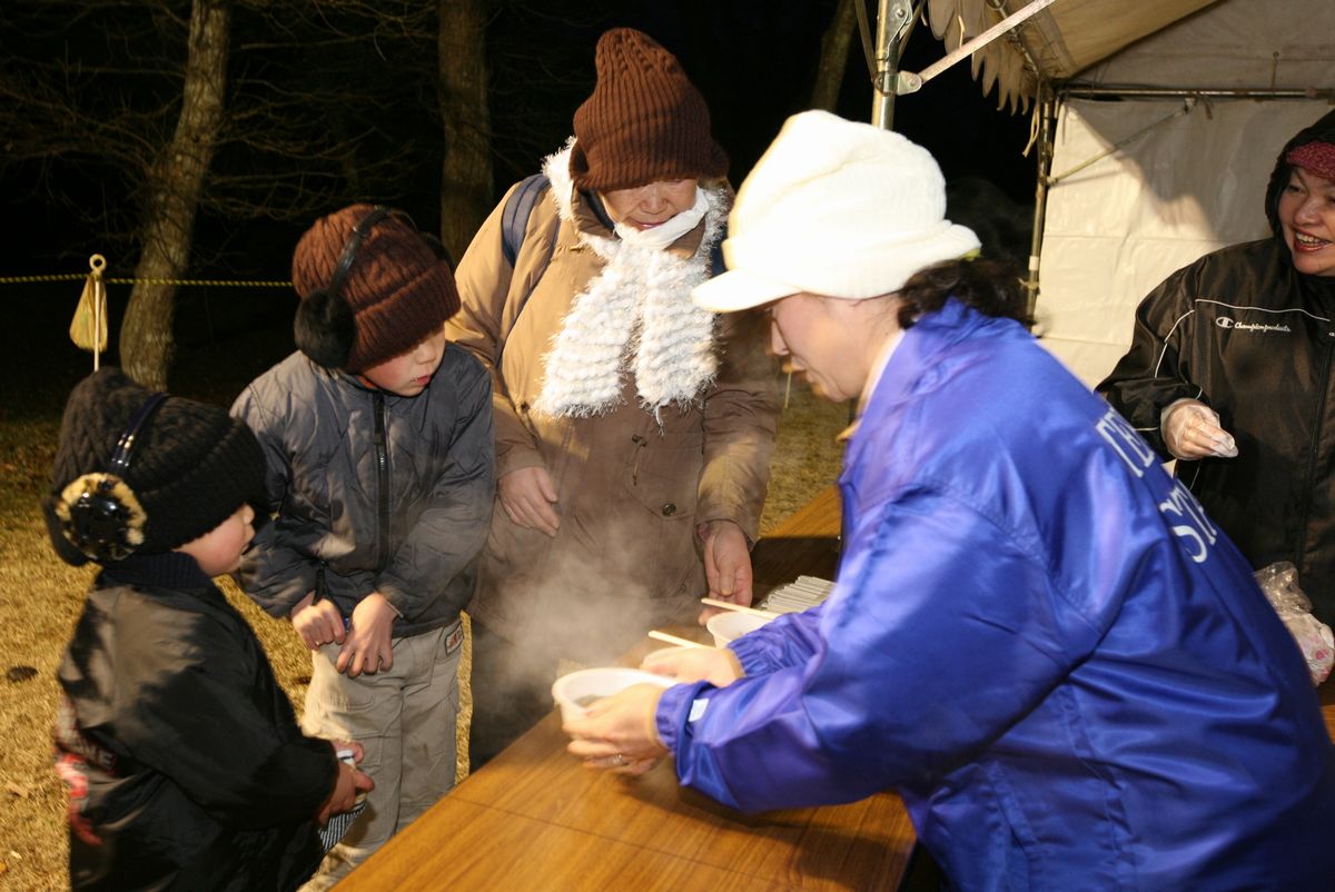東京電力によりお雑煮が振る舞われ、冷え切った体を温めた参加者たち