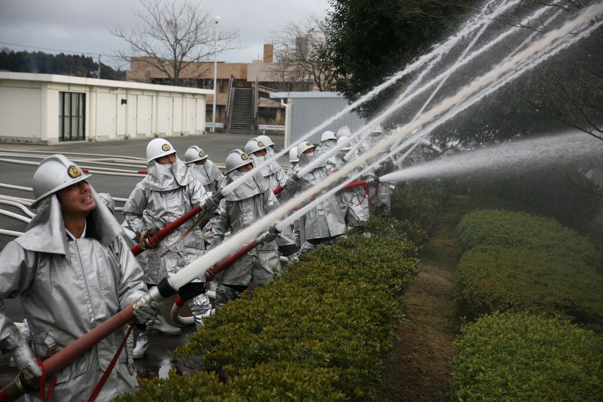 一斉放水を行い士気を高める消防団員