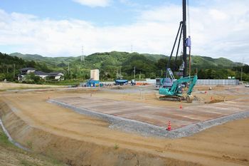 平成30年6月1日撮影　地盤改良機と固化剤プラント