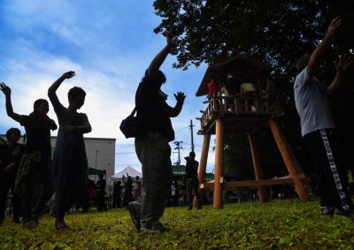 大川原のバーベキュー会場で行われた盆踊りの様子です。
