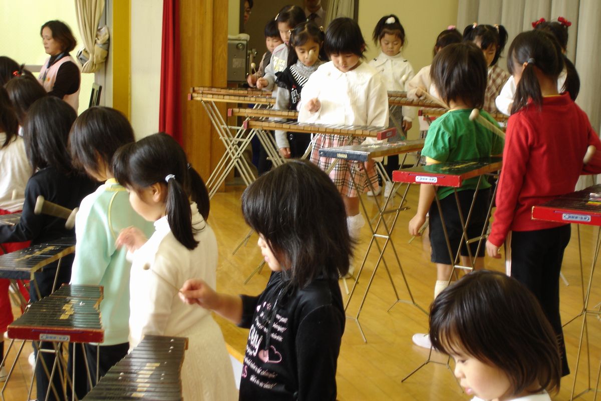 木琴を使い「たきび」を演奏する園児