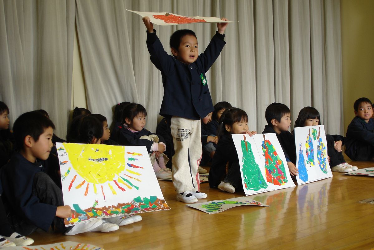 「はらぺこあおむし」を元気よく群読した園児たち