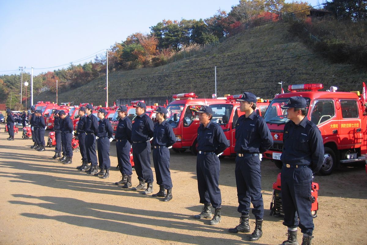 ポンプ操法点検を受ける消防団員たち