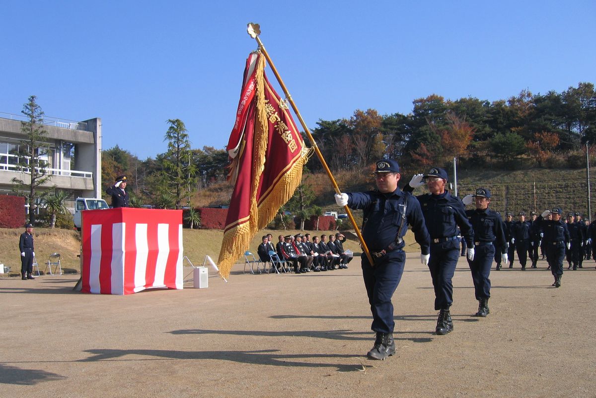 分列行進を行う消防団員