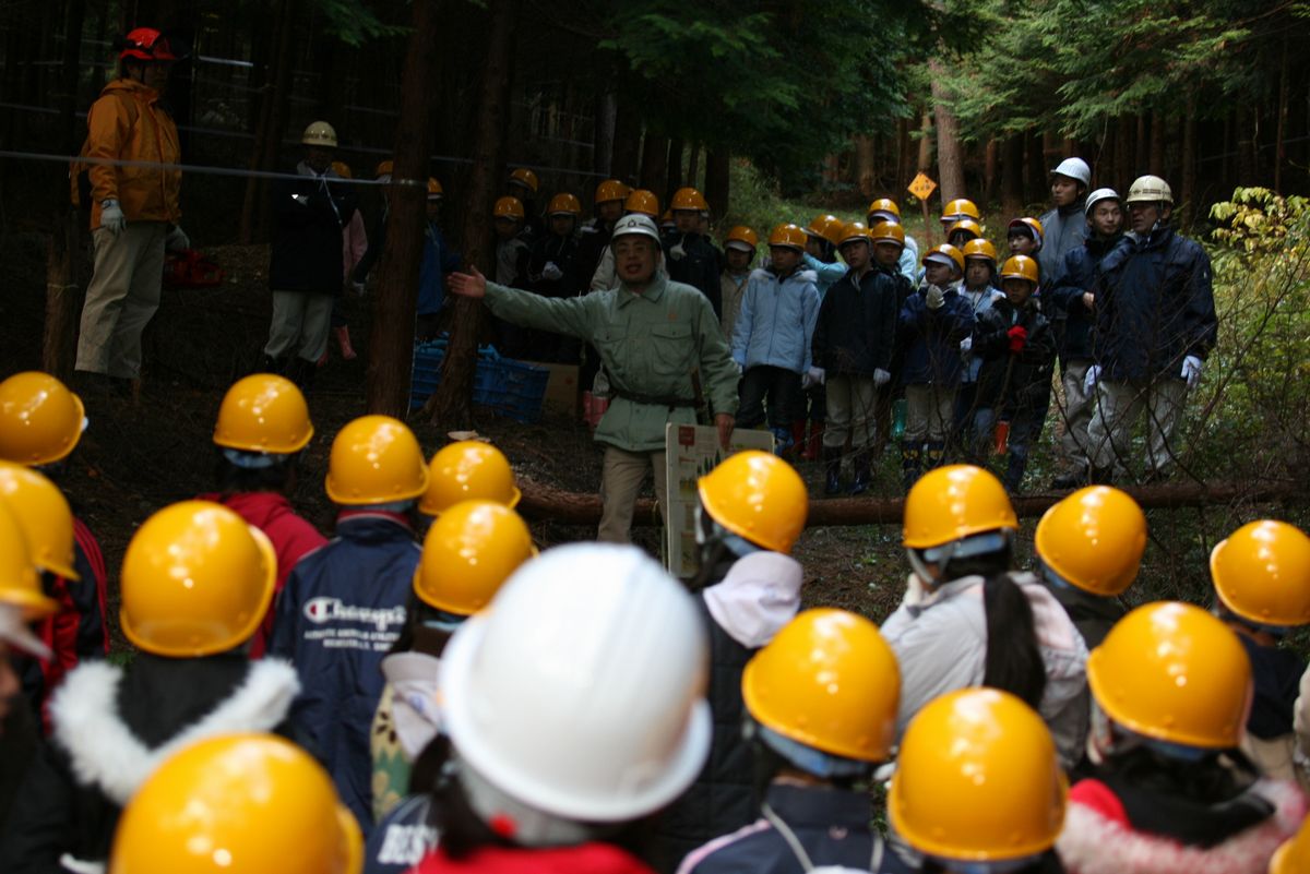 相双農林事務所富岡林業指導職員の出すクイズに答えながら、人の生活に欠かすことのできない森林の役割について理解を深める児童
