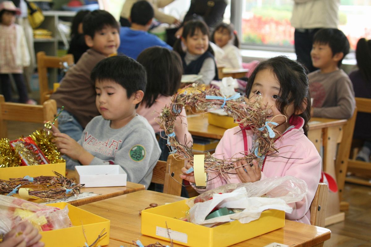 教室でクリスマスリースの作成にチャレンジする児童