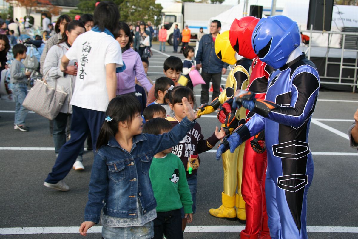 「獣拳戦隊ゲキレンジャーショー」をたっぷりと楽しみ、最後にゲキレンジャーに握手をしてもらう子どもたち