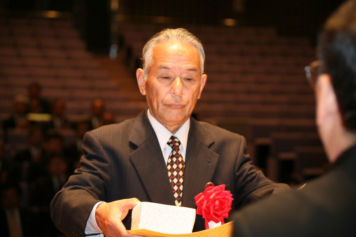 渡辺町長から賞状と記念品を受け取る受章者