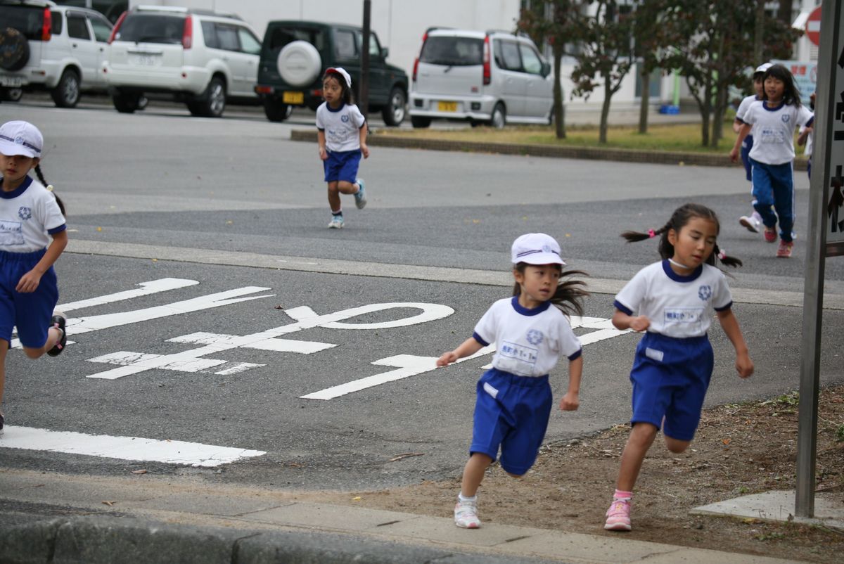 日頃の練習の成果を発揮し、懸命に走る1年生女子