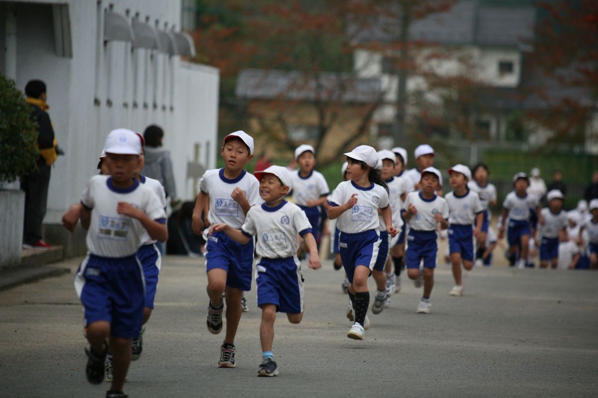 日頃の練習の成果を発揮し、懸命に走る児童たち