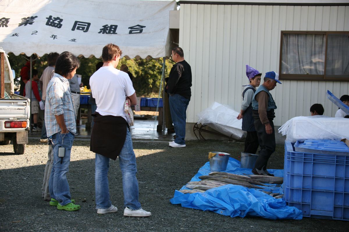 当日の朝捕獲された新鮮な鮭を買い求めるため集まった来場者