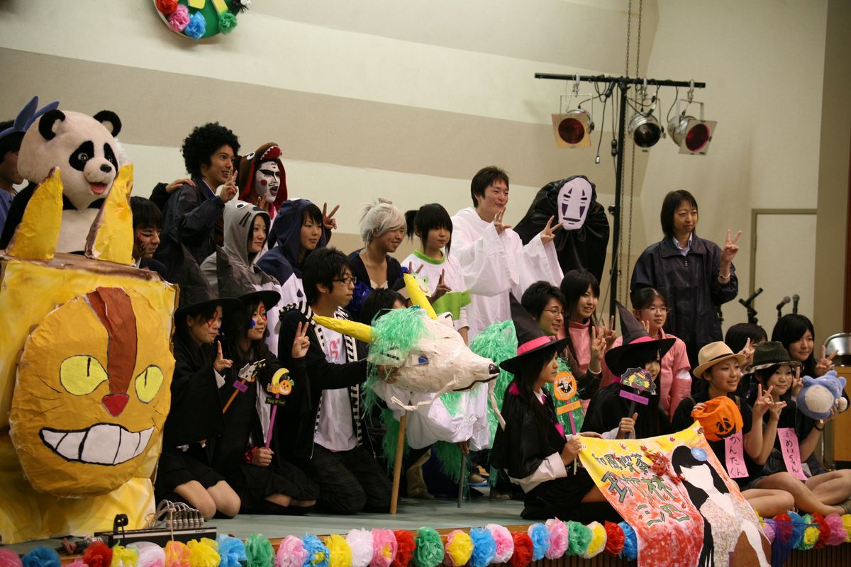 仮装行列でジブリのキャラクターに扮した3年4組の生徒たち