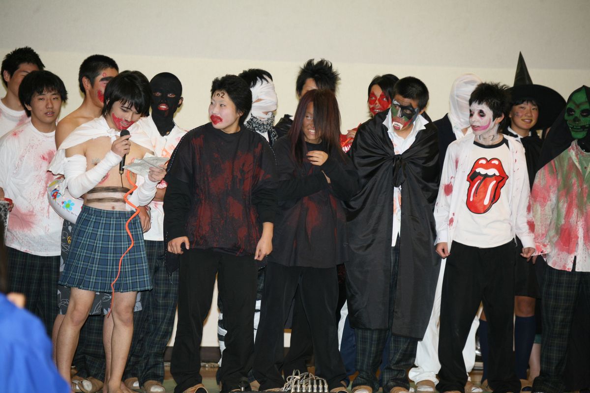 仮装行列でゾンビやお化けに扮した1年2組の生徒たち