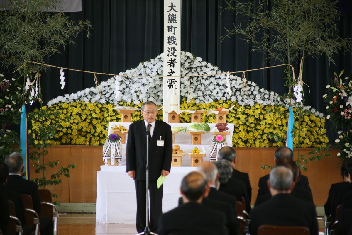 あいさつを述べる武内教育長