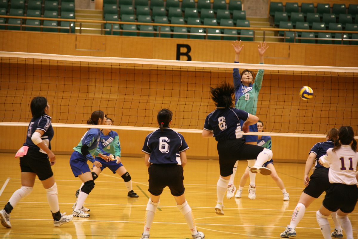 スパイクを決めるバレーボール女子の選手