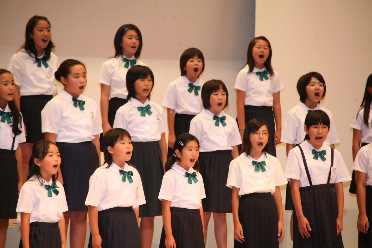 透き通った歌声を披露した熊町小学校合唱部
