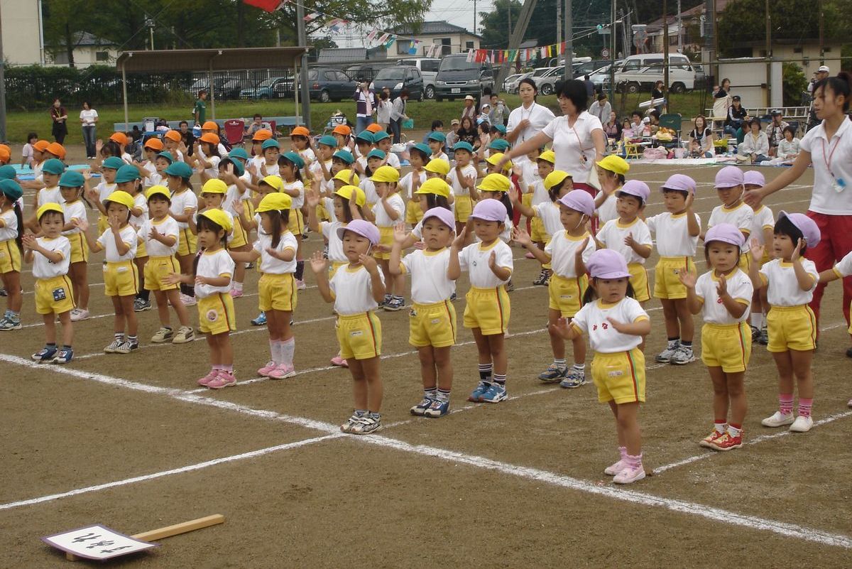 開会式で準備体操をする園児たち