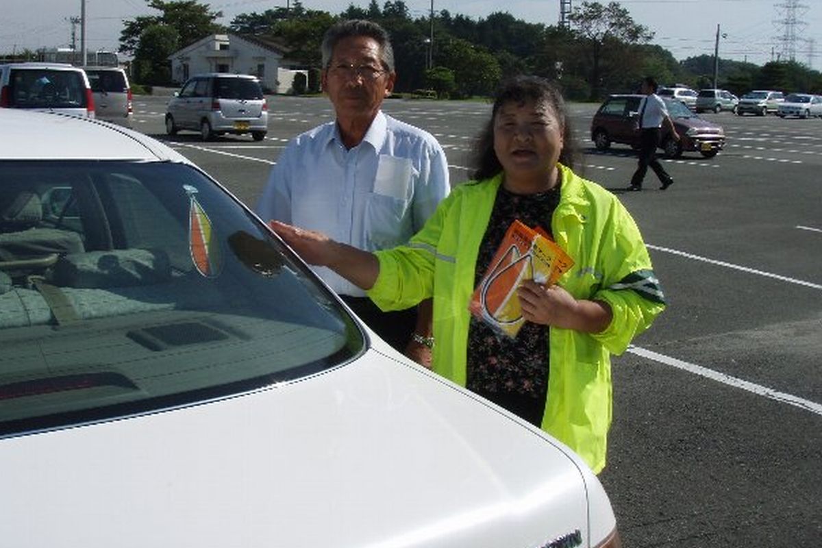 敬老会に訪れた高齢ドライバーに「もみじマーク」の普及を促す町交通対策協議会