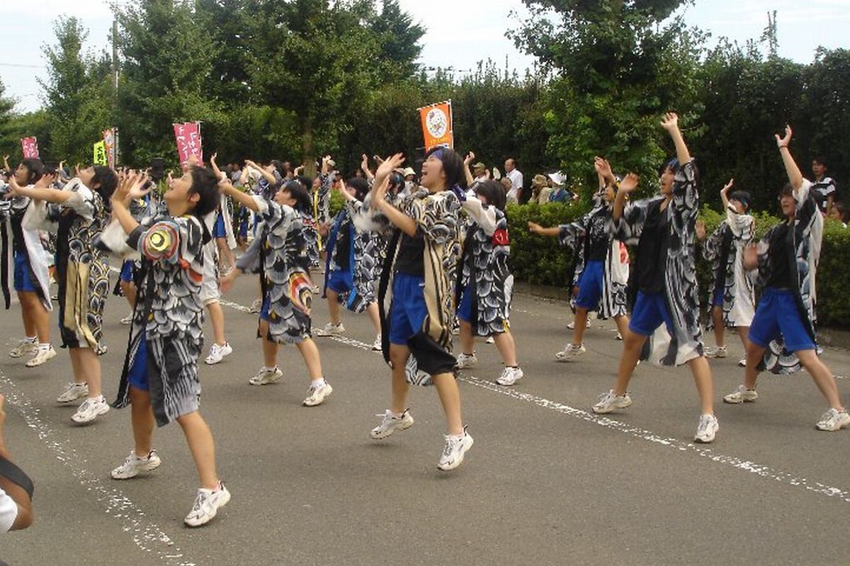県内各地から約40チーム、1,200人が参加し盛大に繰り広げられました。大熊町から参加した「大熊中学校」の舞。