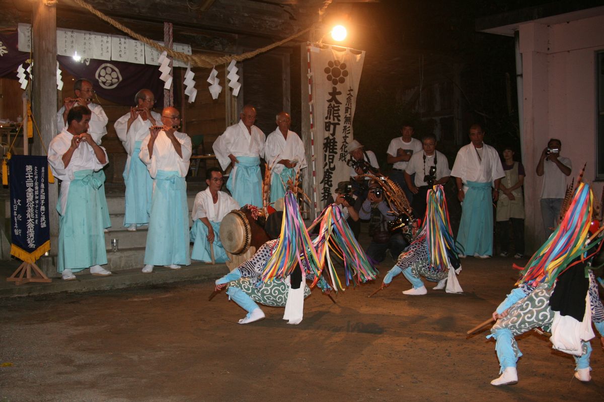 笛や太鼓などのお囃子に合わせ踊り続ける子どもたち