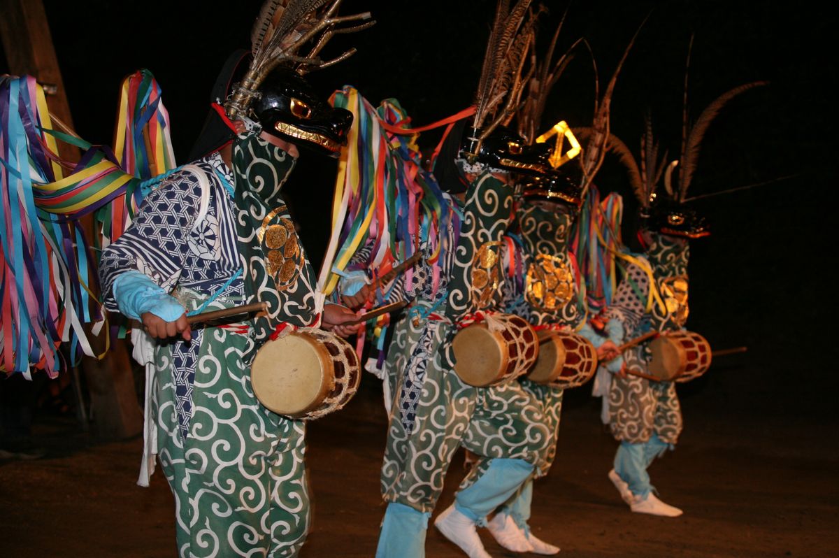 熊川地区に伝わる鹿舞独特の５色の尾が、 舞いの動きにつれてさらさらと鳴ります。