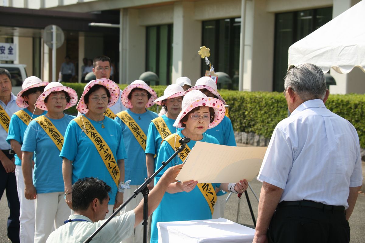 内閣府特命担当大臣からのメッセージを志賀町長に伝達するキャラバン隊