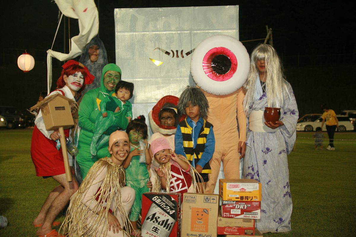 メインイベントの仮装盆踊り大会で団体優勝を収めた、ゲゲゲの鬼太郎とその仲間たち