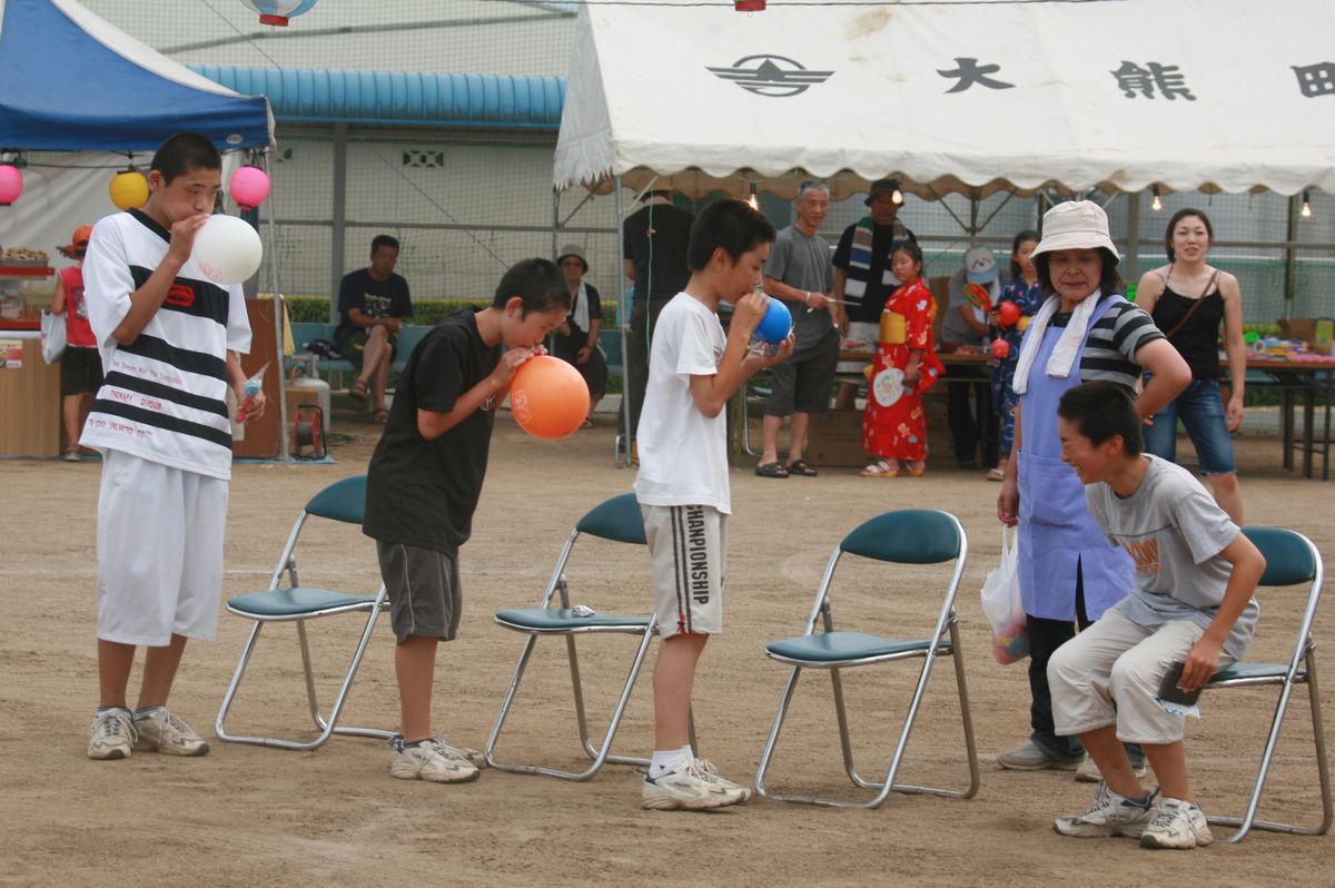 「夏の鉄人レース」でおしり風船割りに奮闘する男の子たち