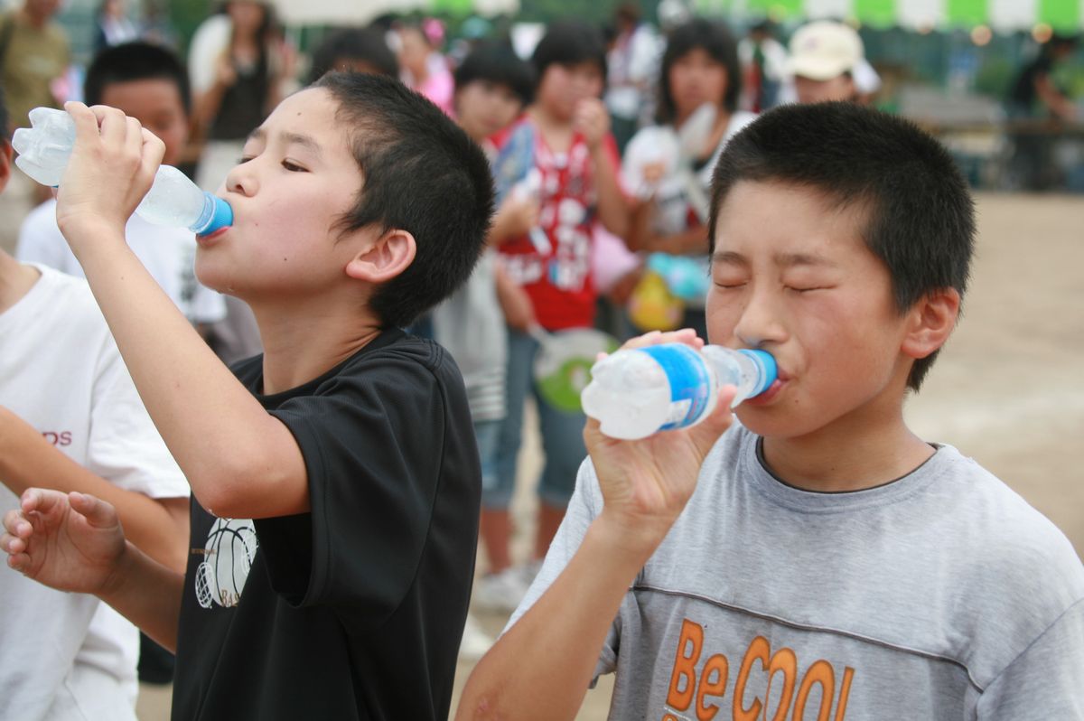 夏の鉄人レースで競ったラムネ早飲みでの追い上げ