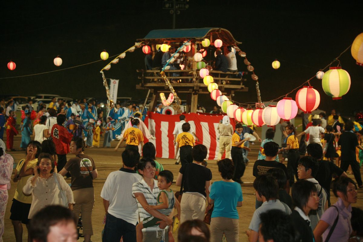 大きなやぐらを囲む仮装盆踊り大会