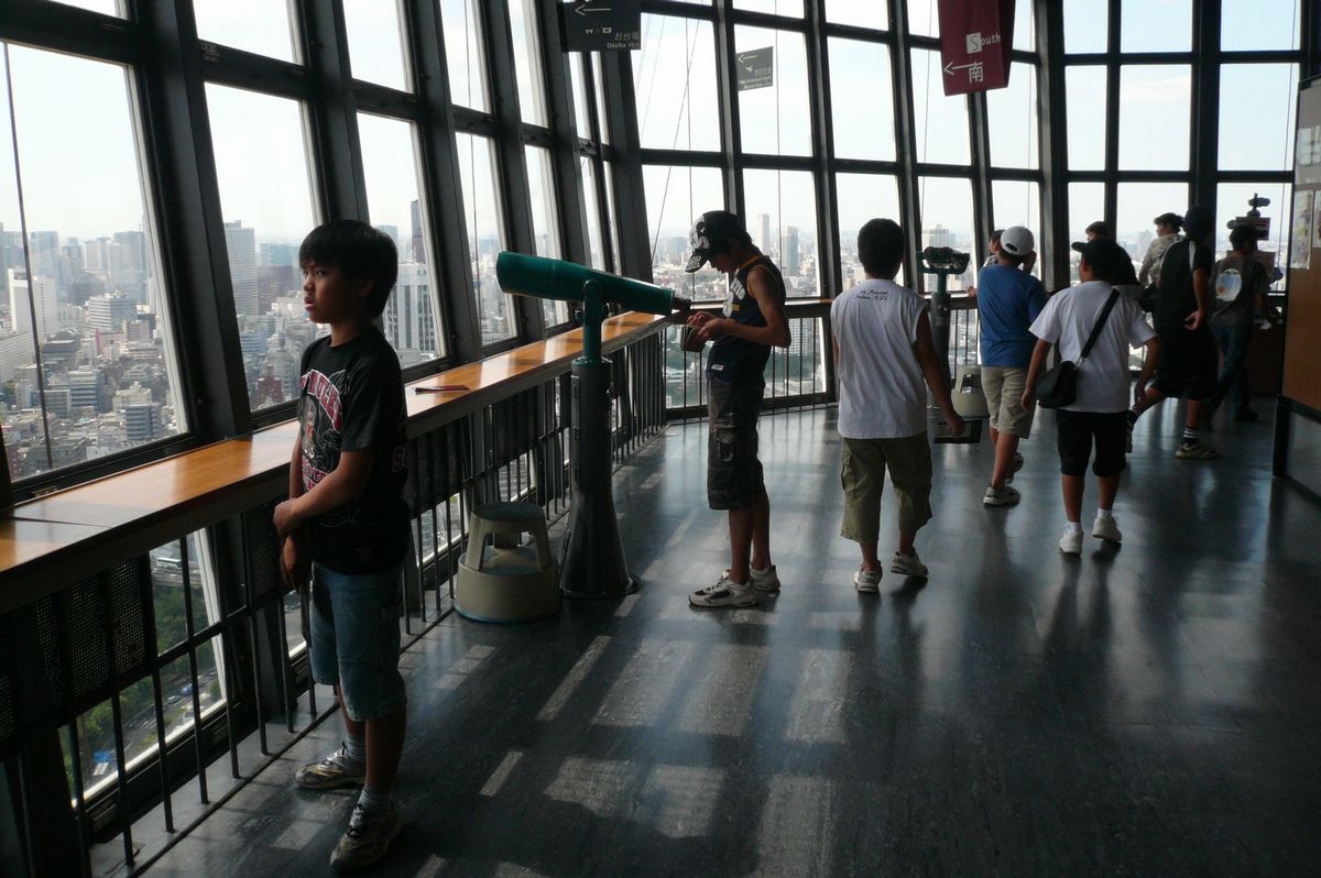東京タワーの大展望台から都内を一望し、大熊町でつくられた電気が都会でどのように使われているかを学ぶ児童