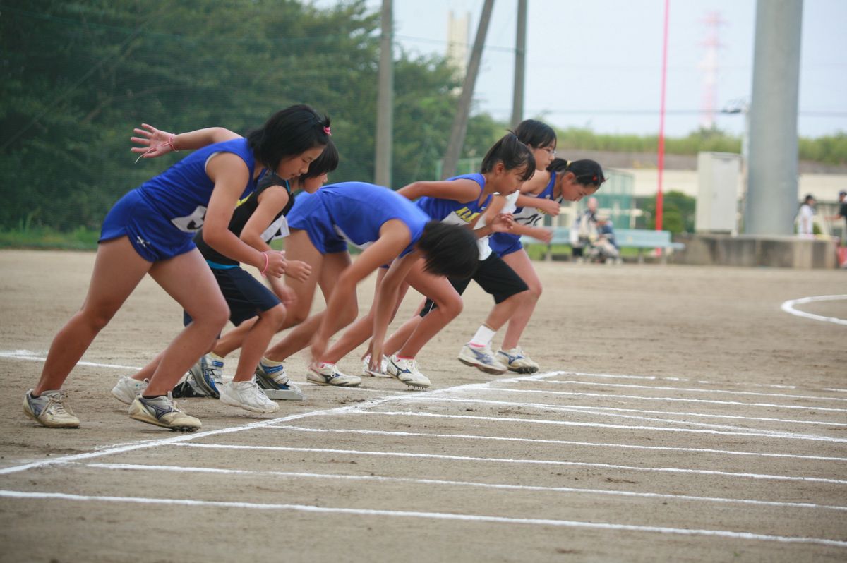小学生高学年女子100メートル走、スタートの瞬間