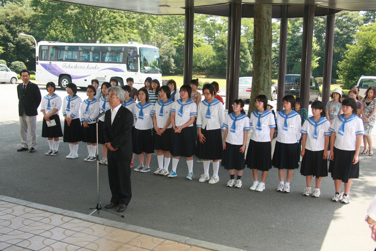 役場玄関前で行われた到着式