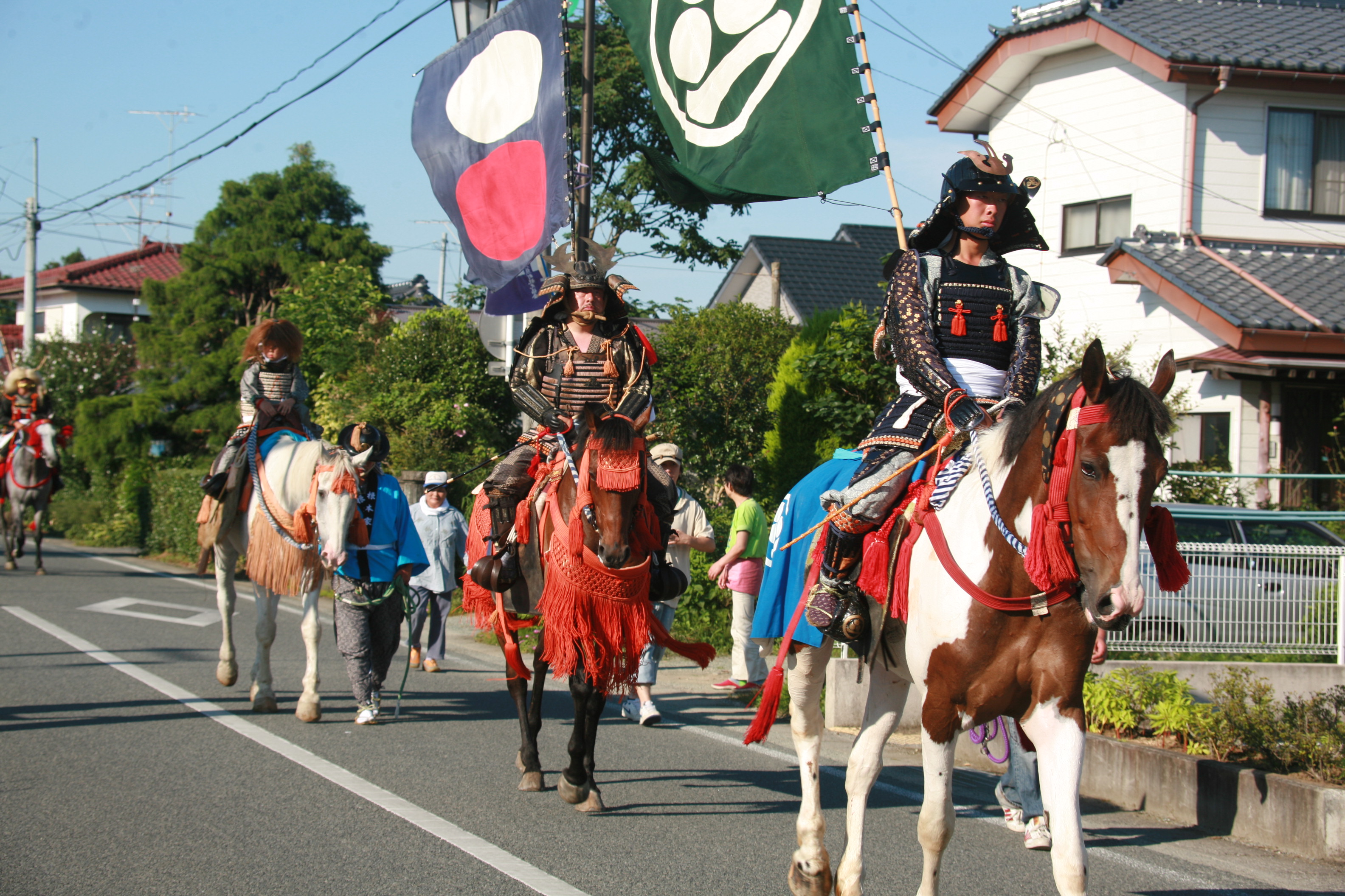町内を歩く騎馬武者たち