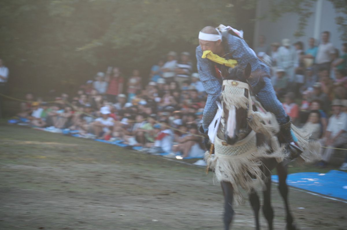 たくさんの観客が注目する中、神旗を獲得した騎馬武者