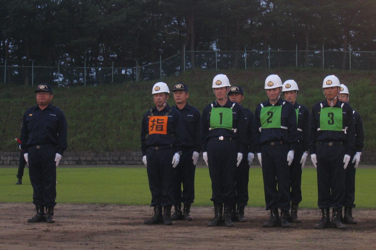 審査員長の富岡消防署長の見守る中、訓練の成果を披露する消防団員