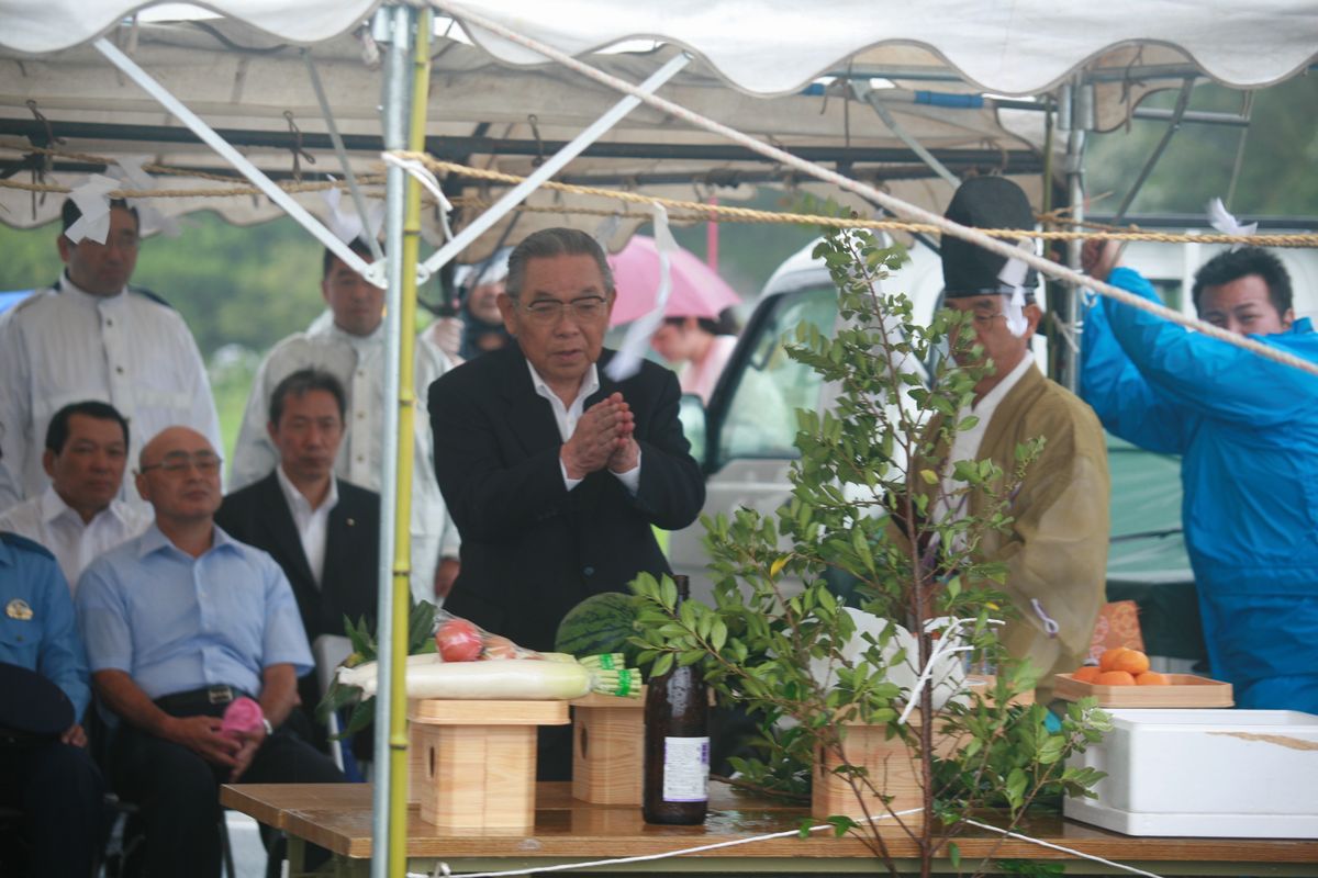 手を合わせ安全を祈願する志賀町長