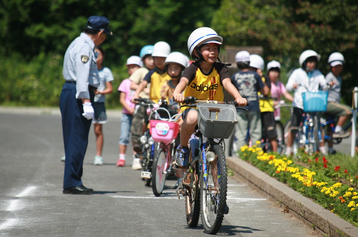 交通教室で交通ルールをマスターする児童たち