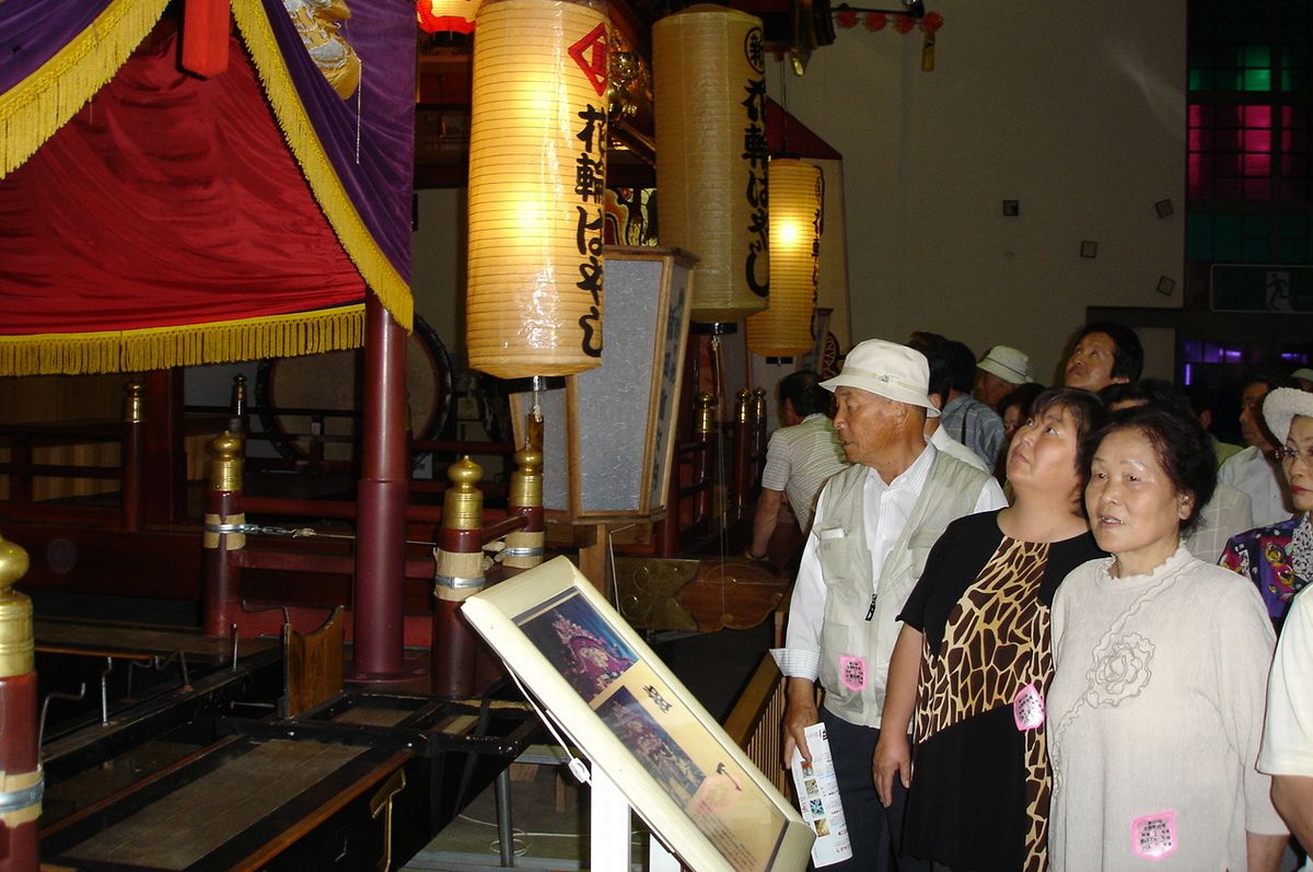 鹿角市ふるさと館で日本3大ばやしの一つ「花輪ばやし」の屋台を観賞する参加者