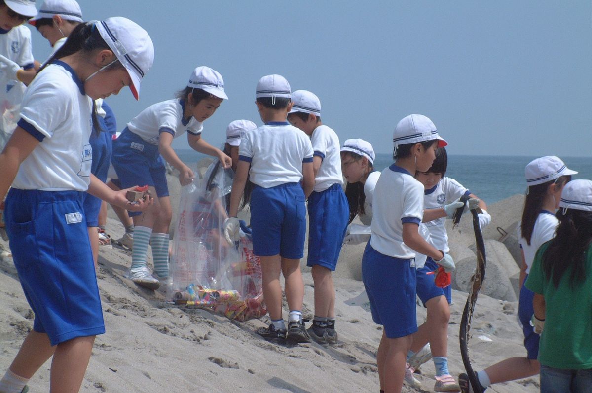 熊町小学校・大熊中学校　熊川海岸の清掃活動（2007年7月6日撮影）