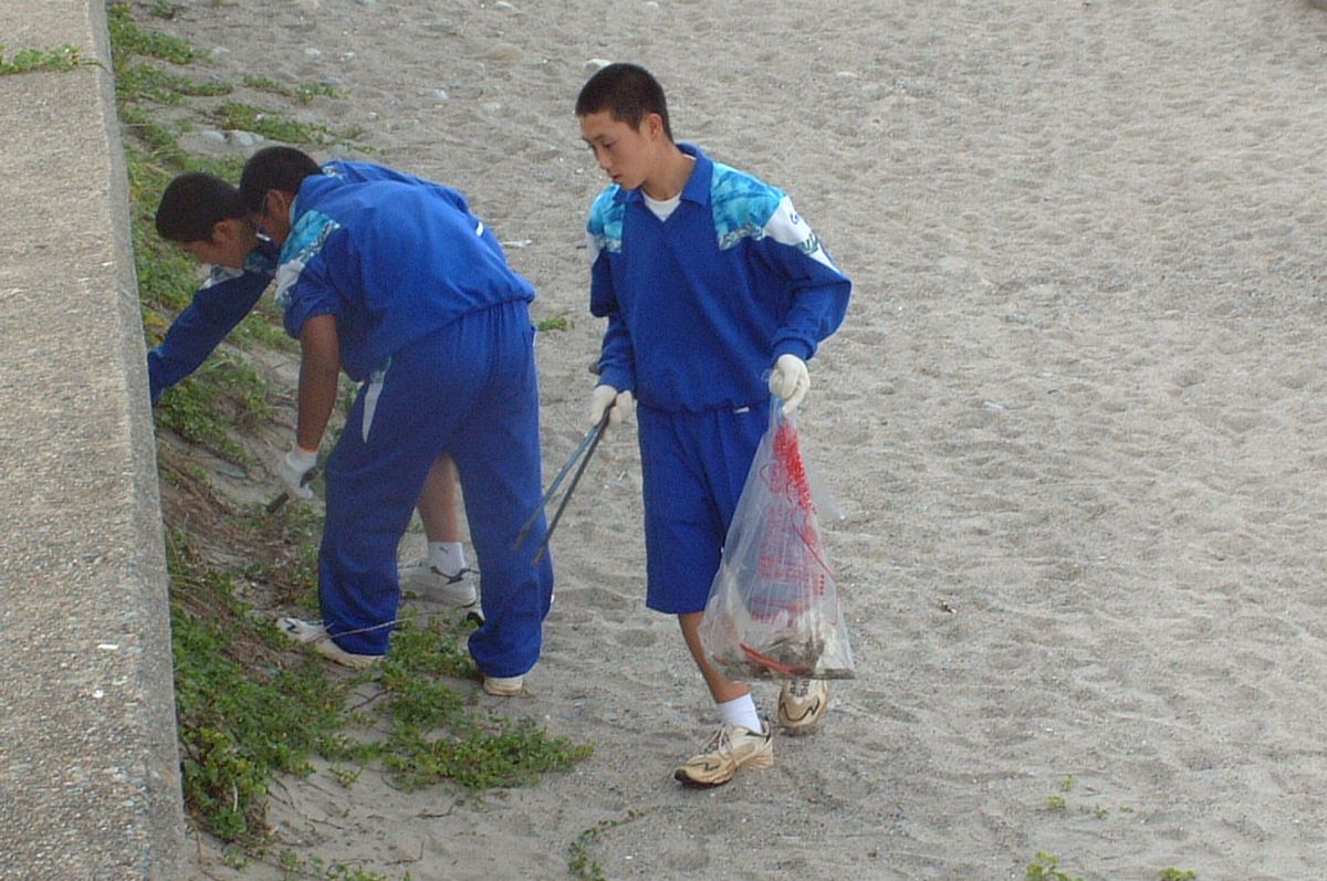 熊川海岸の海開きを前に、海岸を気持ちよく利用してもらうため清掃活動を行う大熊中学校ボランティア委員会の生徒