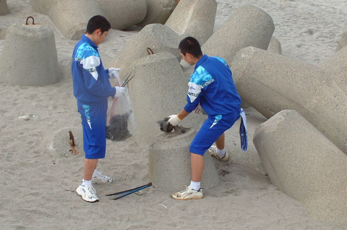 熊川海岸の海開きを前に、海岸を気持ちよく利用してもらうため清掃活動を行う大熊中学校ボランティア委員会の生徒（2）