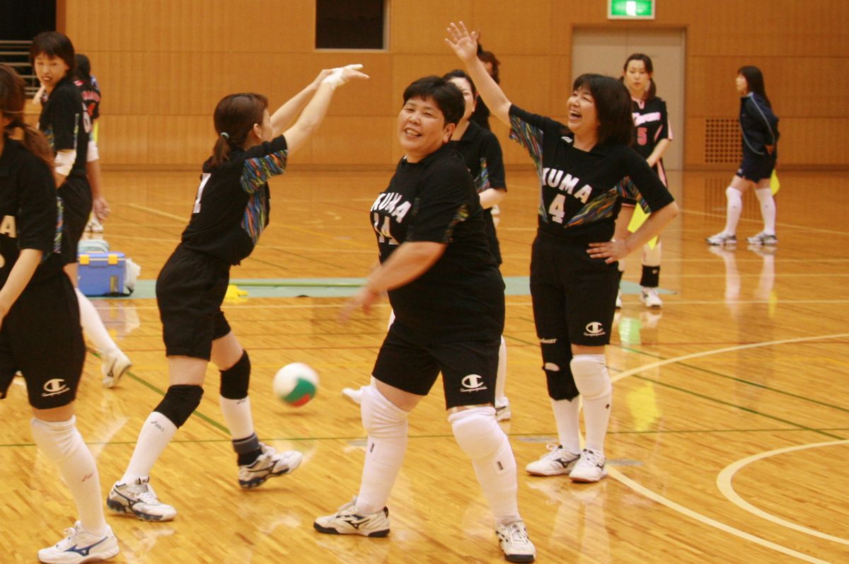 ナイスプレーにハイタッチで喜び合う熊チーム