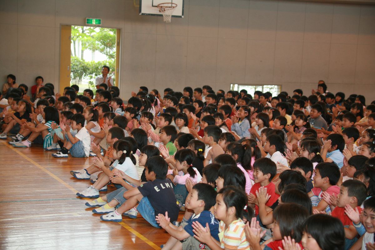 演奏に大きな拍手を贈る児童たち