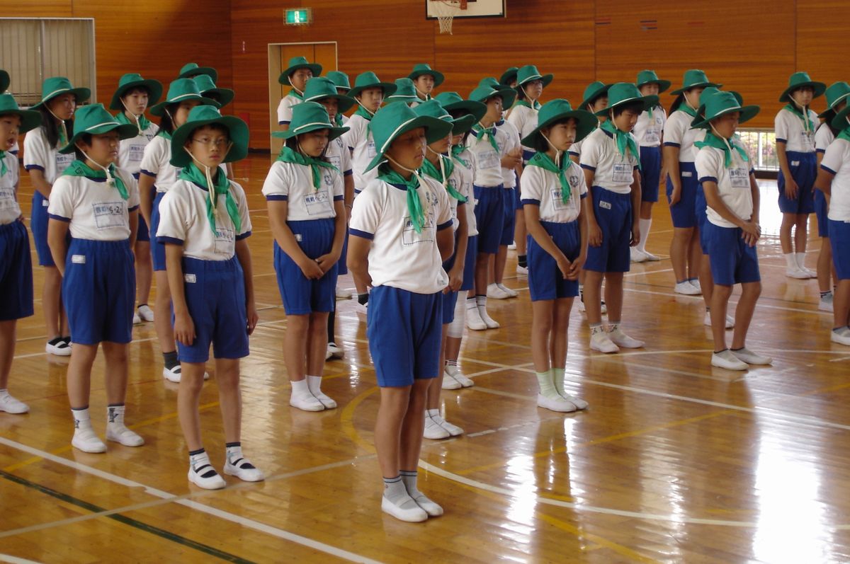 結団式に臨む、熊町小学校6年生による緑の少年団員