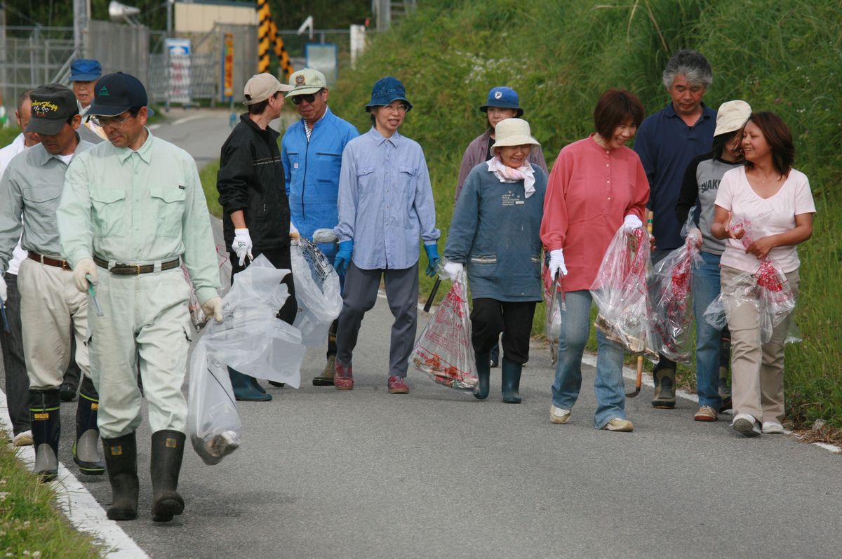 道路のゴミを拾い集める参加者