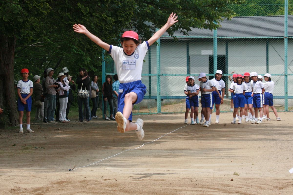 走り幅跳び女子のパワフルな跳躍